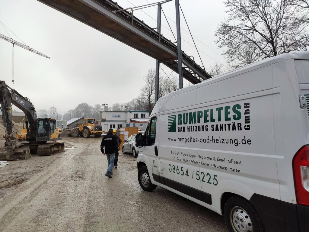 Rohrdorfer Betonwerk, weißer Firmenbus