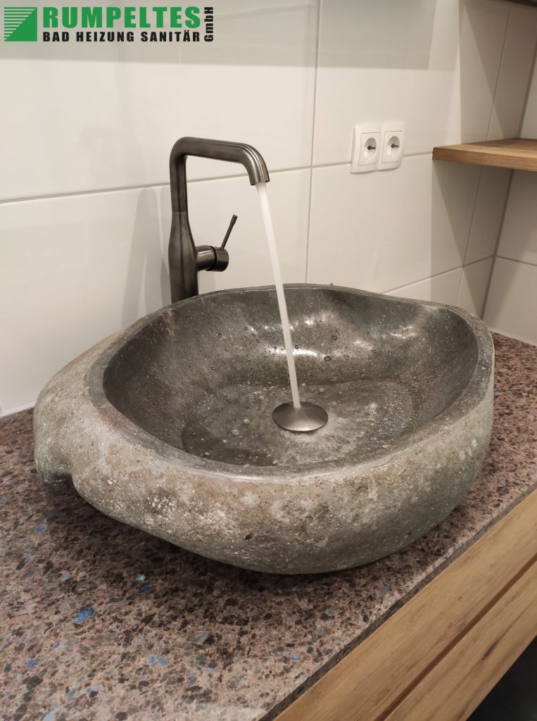 Stein - Waschtisch mit passendem Grohe Waschtischmischer auf er Granitplatte mit Holzunterbau