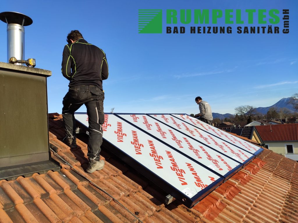 Montage einer Viessmann Solaranlage zur Heizungsunterstützung durch 2 Installateure der Firma Rumpeltes Bad Heizung auf dem Dach